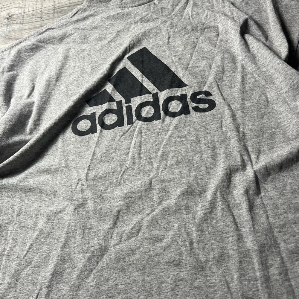 Adidas T-Shirt Mens XL Gray Short Sleeve Big Logo Graphic Cotton Blend P39